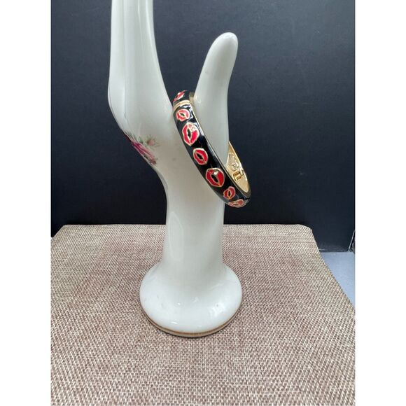 Betsey Johnson Lip Motif Bangle Hinged Bracelet Lips in Red Black Enamel - Picture 2 of 9